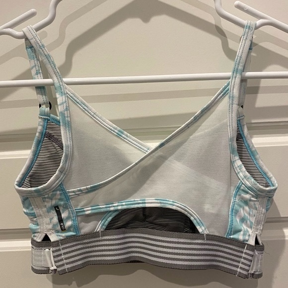 2/$18 Lole Sports Bra Adjustable Band Blue and White Tiedye Mesh Back Size XS - Picture 2 of 6